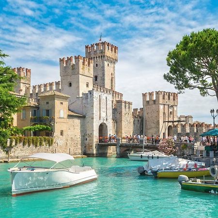 Free Parking - Blue Apartment Vicino Al Centro Sirmione Luaran gambar