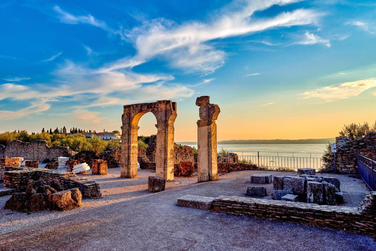 Free Parking - Blue Apartment Vicino Al Centro Sirmione Luaran gambar