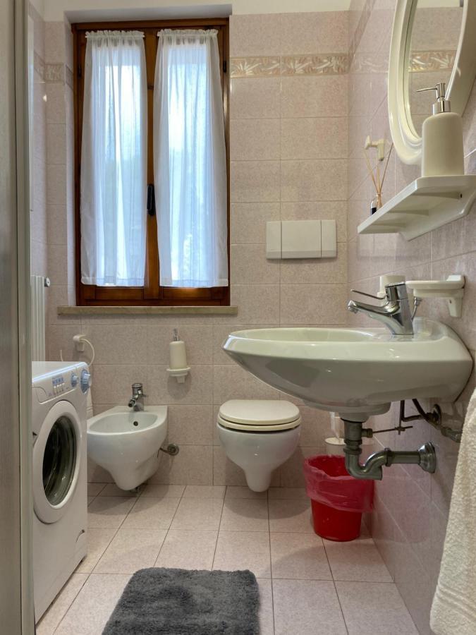 Free Parking - Blue Apartment Vicino Al Centro Sirmione Luaran gambar