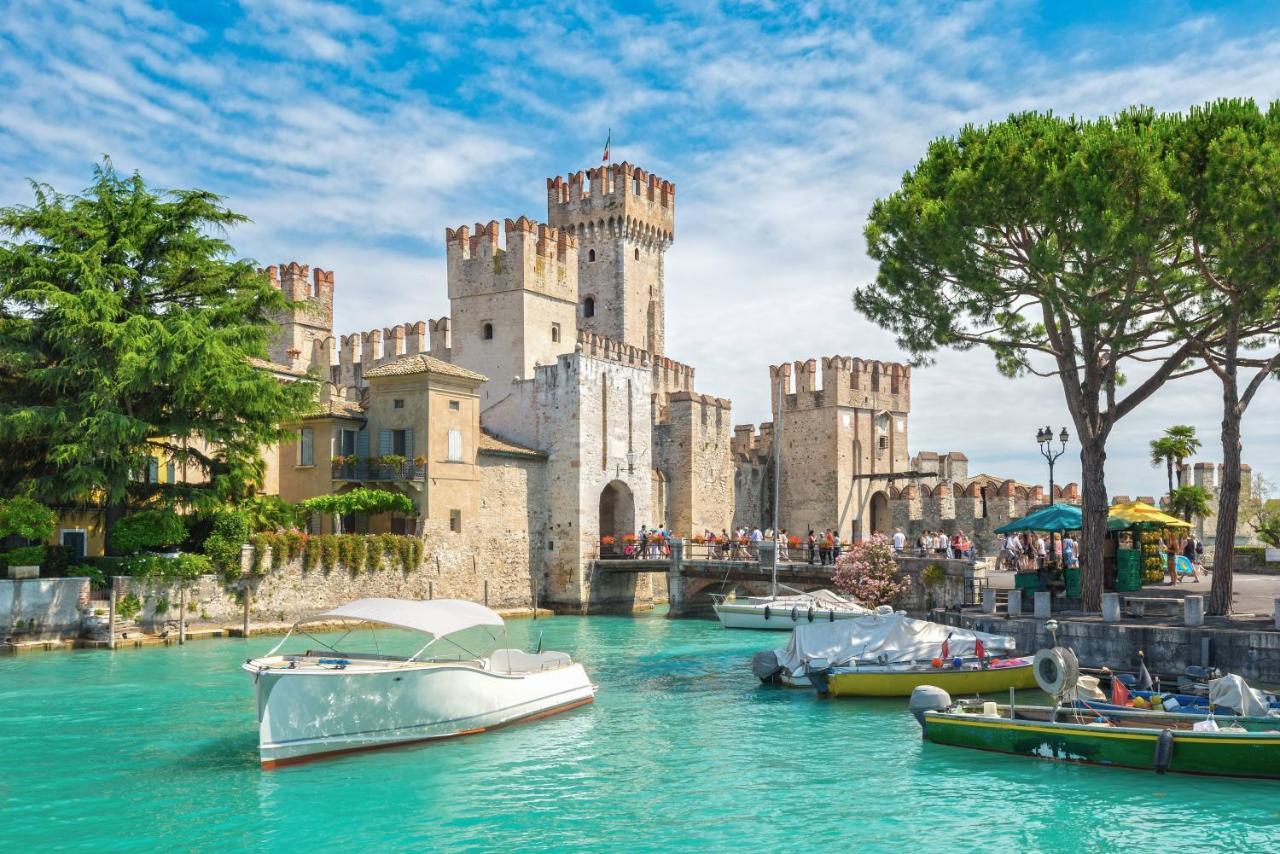 Free Parking - Blue Apartment Vicino Al Centro Sirmione Luaran gambar