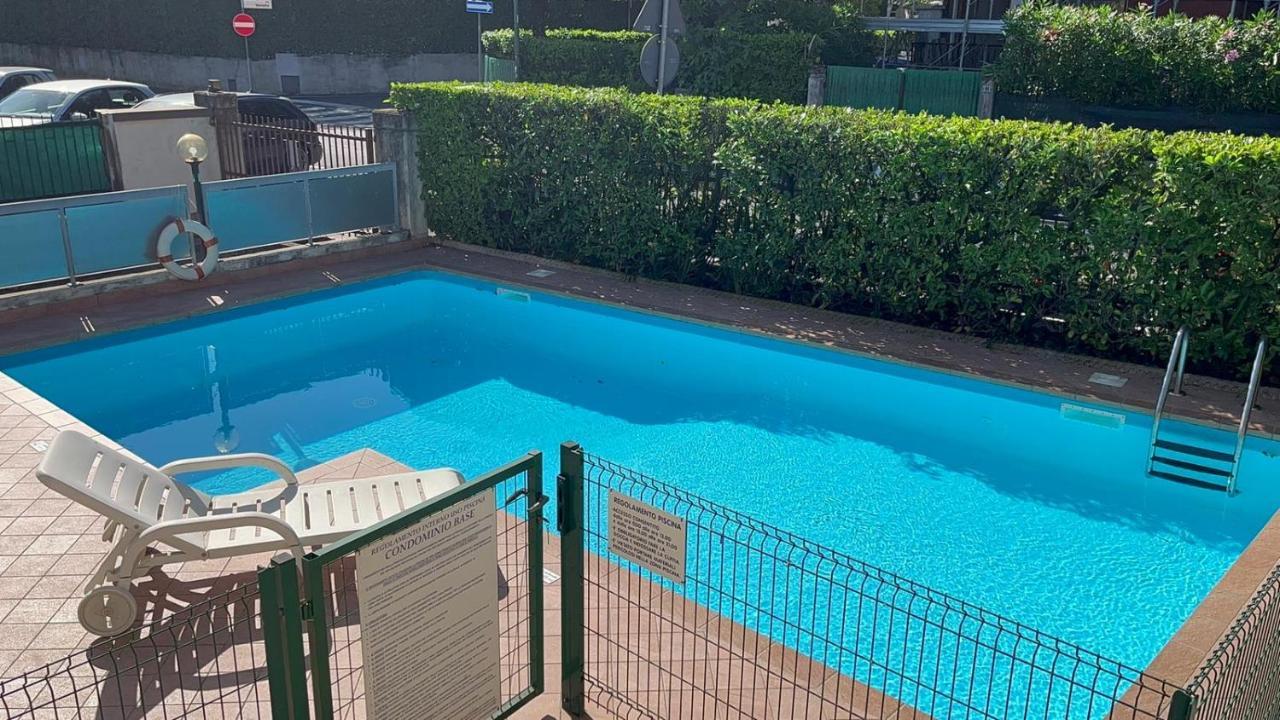 Free Parking - Blue Apartment Vicino Al Centro Sirmione Luaran gambar