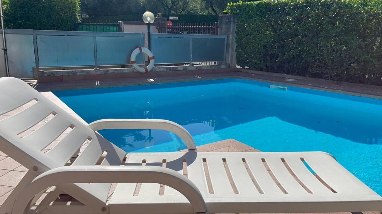 Free Parking - Blue Apartment Vicino Al Centro Sirmione Luaran gambar